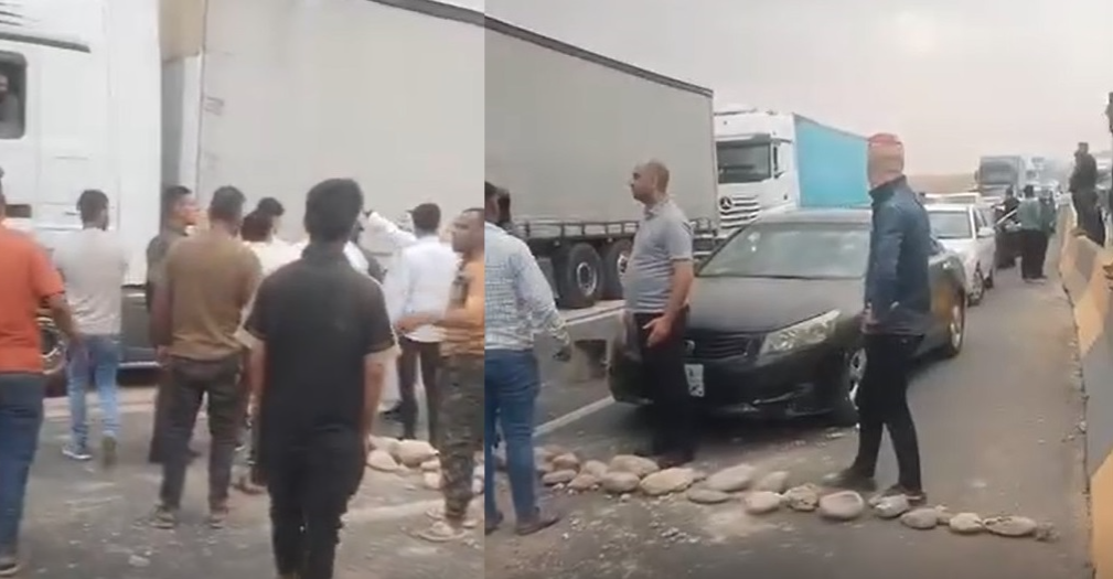 سائقو شاحنات يقطعون طريق دهوك – الموصل احتجاجاً على إيقاف “الترسيم الكمركي” (فيديو)