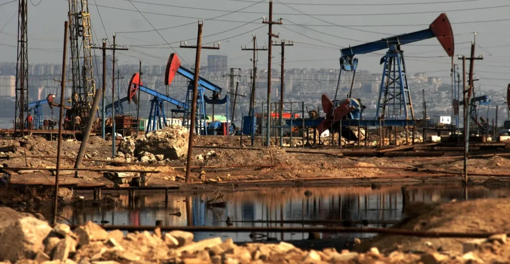 تدني أسعار النفط بسبب زيادة المخاوف من تخمة المعروض وزيادة المخزونات الأميركية