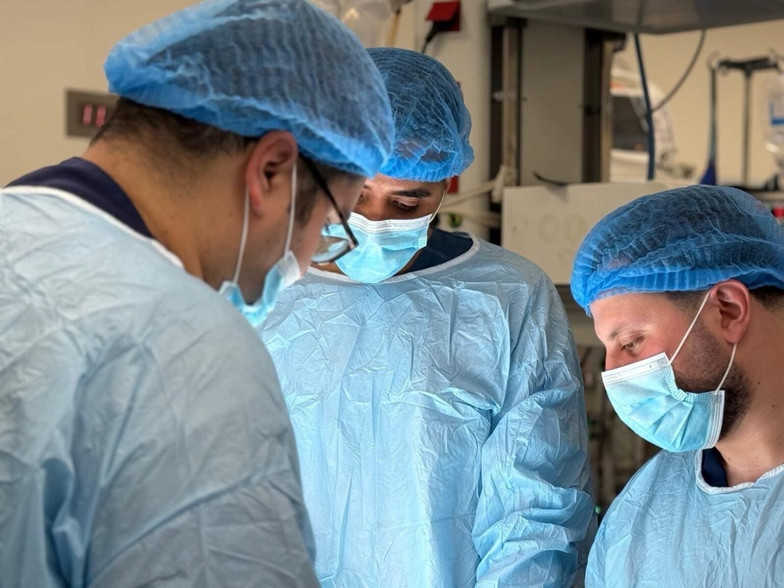 نجاح نادر: فريق طبي في نينوى يُزيل حصاة ضخمة “نصف كيلوغرام” من مثانة مريض