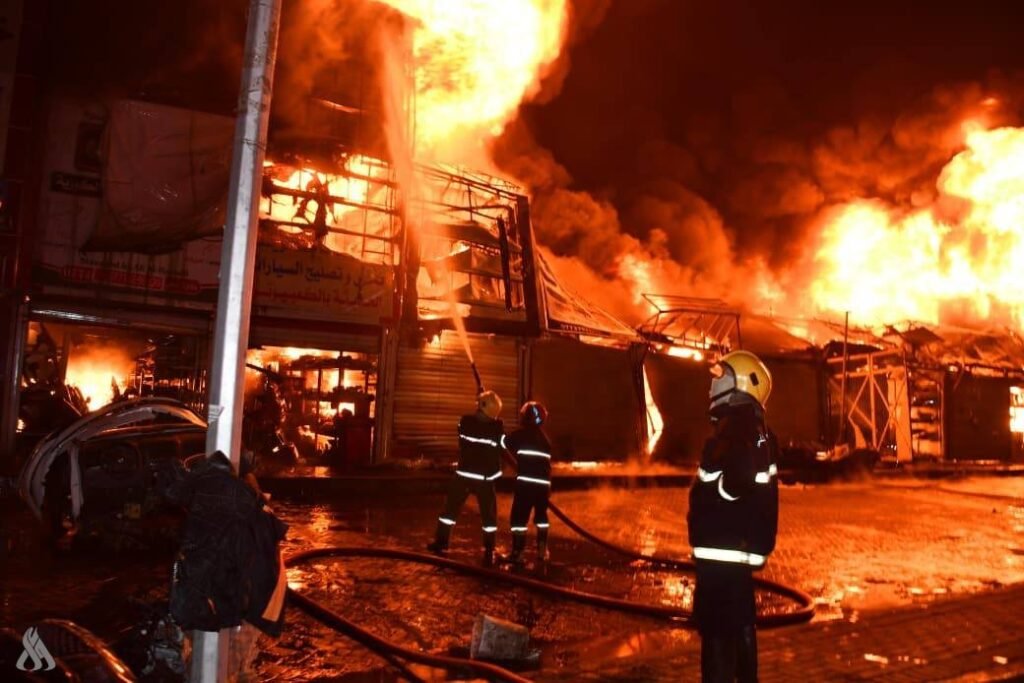 الدفاع المدني يحارب حريقًا في عدد من المحال التجارية شرق بغداد
