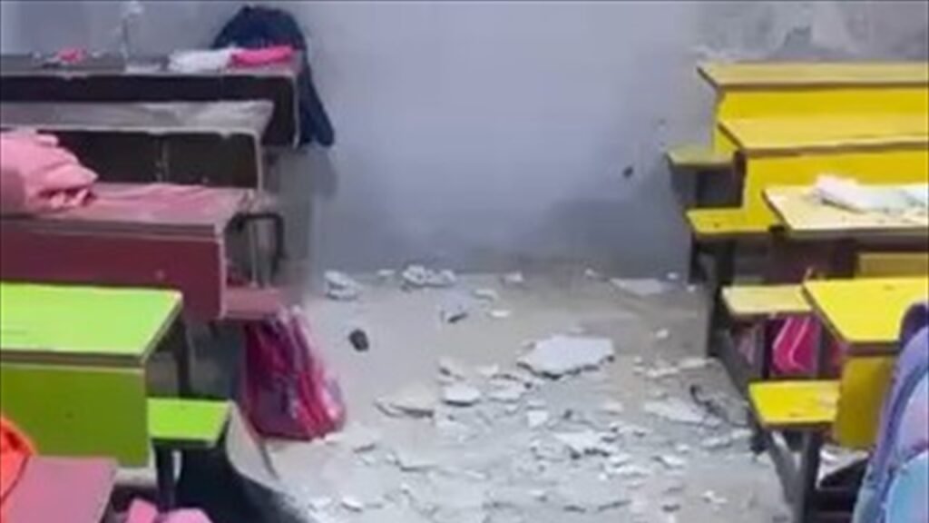 تلميذات يبكين.. انهيار سقف مدرسة خلال الدرس في البصرة