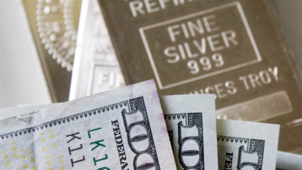 الفضة تصعد لمستوى قياسي جديد