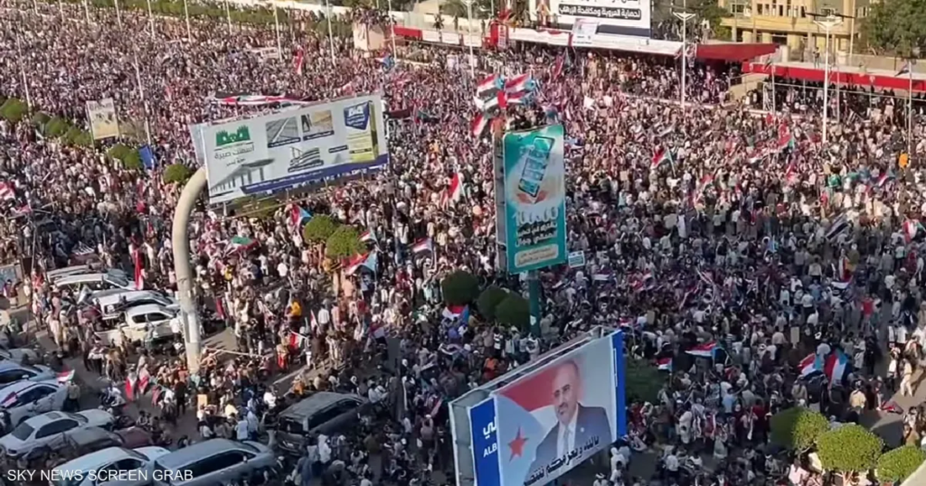 احتشاد عشرات الآلاف في عدن لدعم “الانتقالي الجنوبي