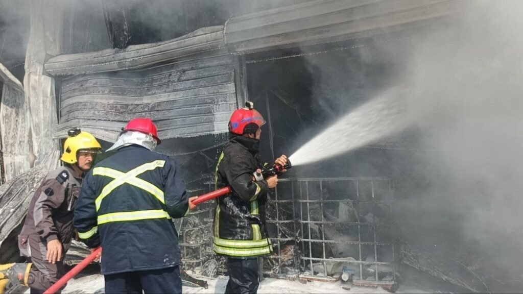 اشتعال حريق في كراج لإصلاح السيارات بمنطقة العلاوي وجهود فرق الدفاع المدني تحاربه