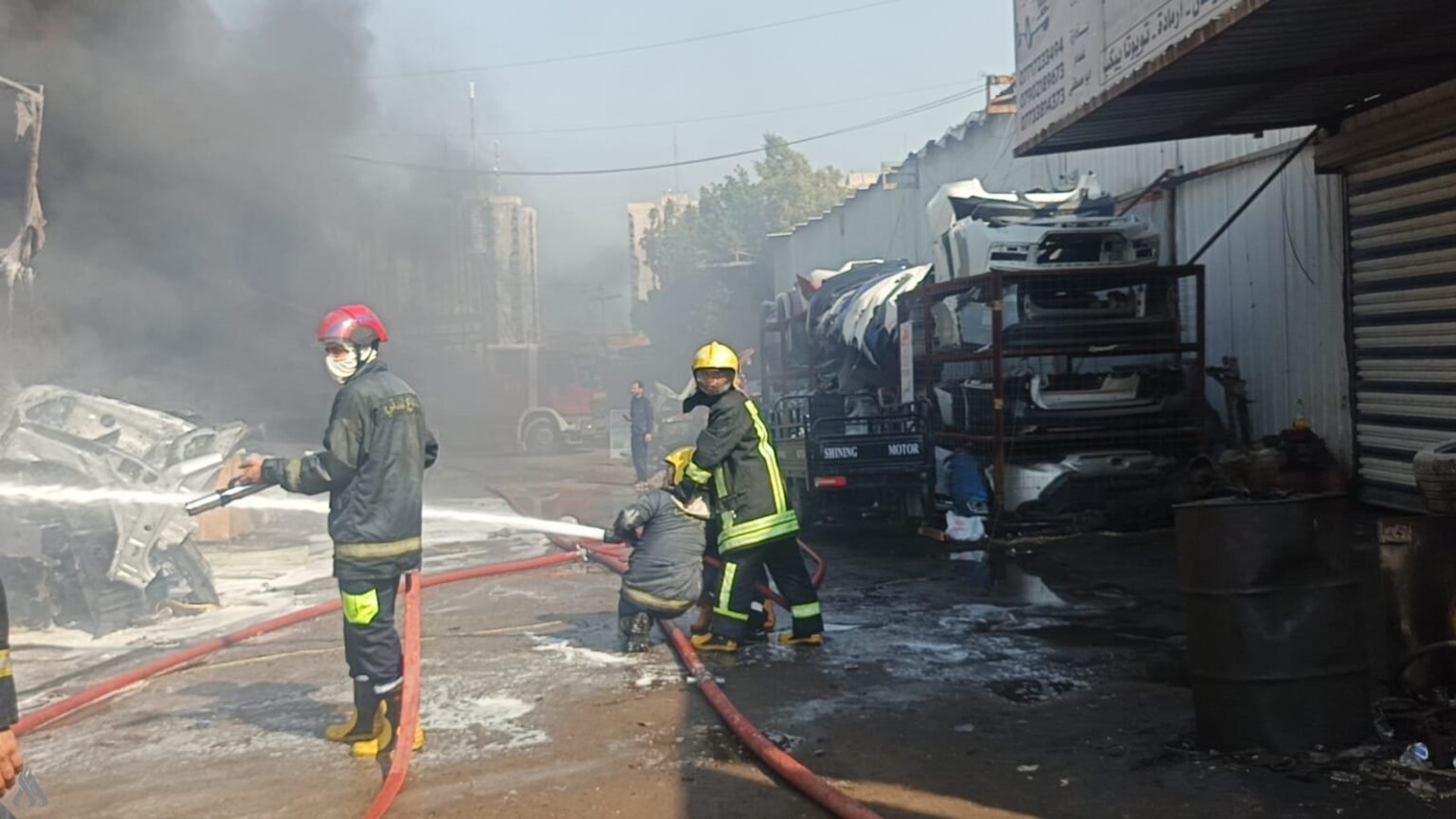 الدفاع المدني يخمد حريق كراج تصليح السيارات في العلاوي دون وقوع إصابات بشرية