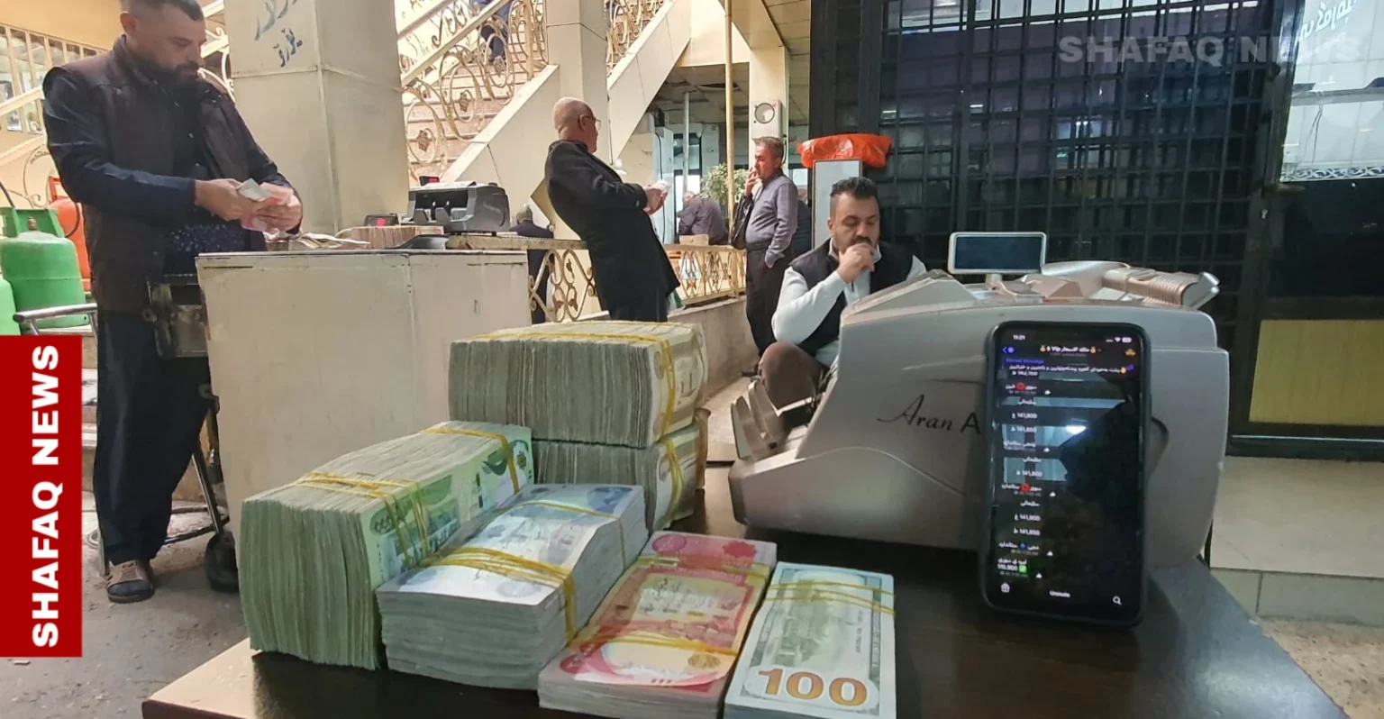 أسعار صرف الدولار في بغداد وأربيل تتراجع مع إغلاق التداول
